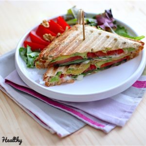recettes-healthy-sandwich-avocat-salade-sain-raide-facile-fromage-chèvre frais-tomate-sans oeuf-noix-miel-bio
