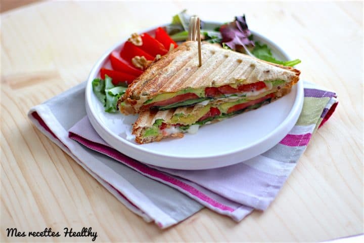 recettes-healthy-sandwich-avocat-salade-sain-raide-facile-fromage-chèvre frais-tomate-sans oeuf-noix-miel-bio