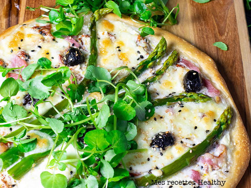 recette healthy-pizza aux asperges-mozzarella-olive-bacon