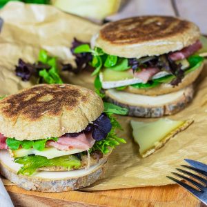 recette healthy-sandwich-tome de montagne-petit déjeuner-jambon cru-oeuf brouille-Sandwich à la tomme et jambon cru