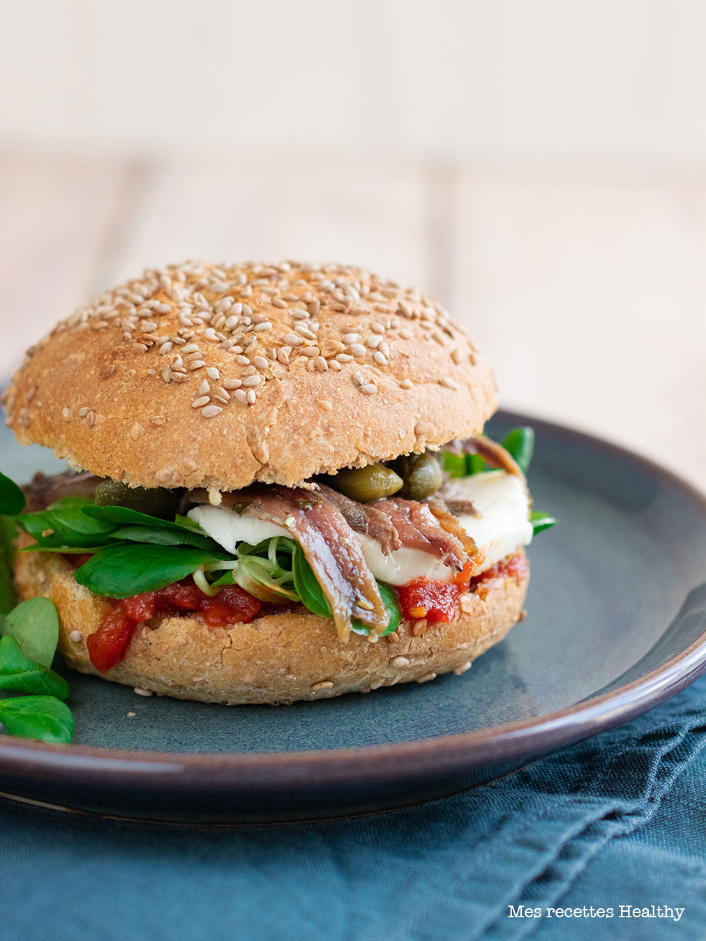 recette healthy-anchois-capre-burger-tomate-sandwich-Burger à la mozzarella et aux anchois