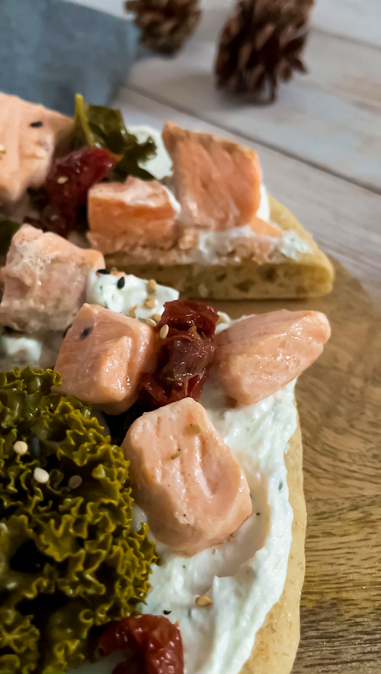 recette healthy-Pizza naan au saumon et chou kale