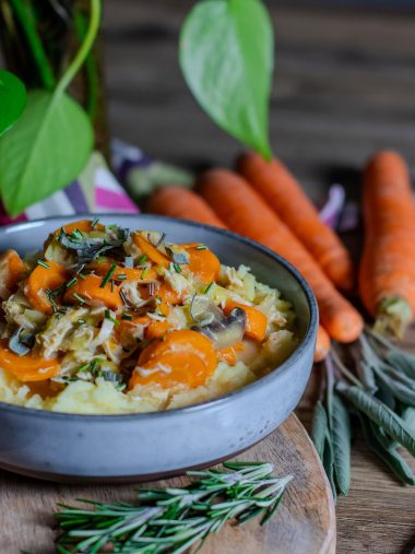 Poulet effiloché aux légumes et purée au fromage